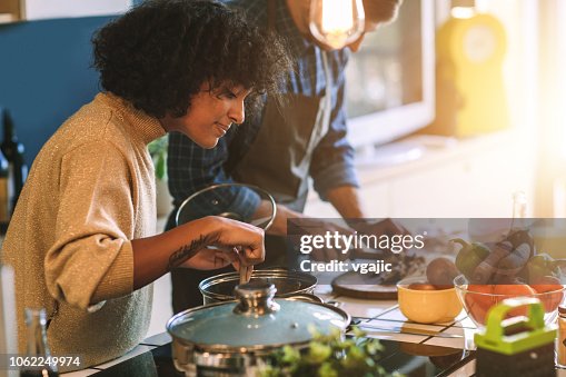 Amigos viviendo y cocinar juntos Amigos viviendo y cocinar juntos