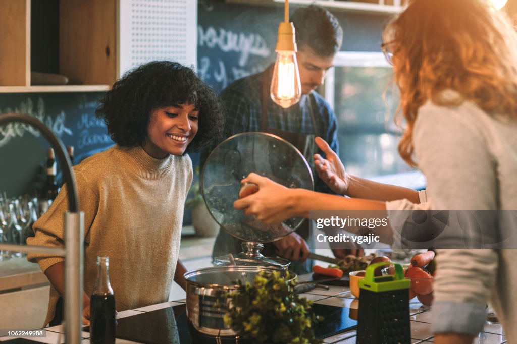 Freunde wohnen und kochen zusammen