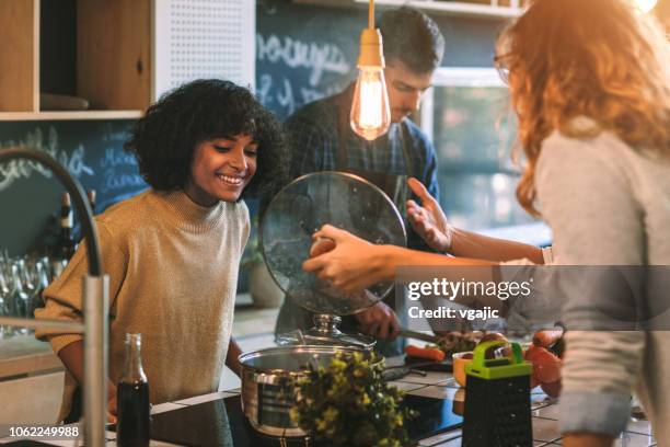 vrienden wonen en samen koken - koken eten koken stockfoto's en -beelden