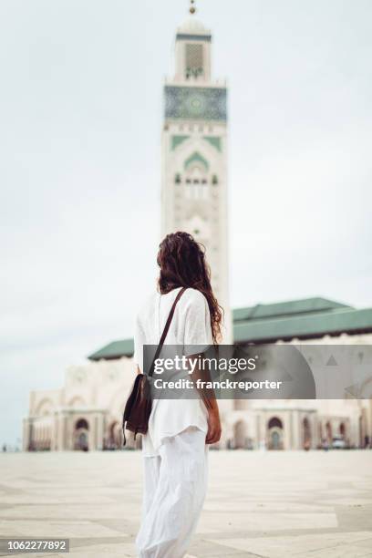 femme touristique à casablanca - maroc - casablanca photos et images de collection