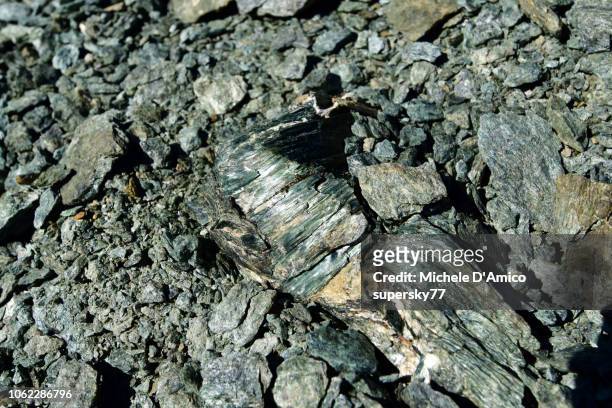 asbestos in the alpine desert - chrysotile photos et images de collection