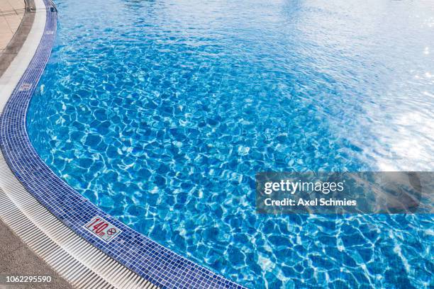 wasseroberfläche eines swimming pools in der sonne mit reflektionen - wasseroberfläche stock pictures, royalty-free photos & images