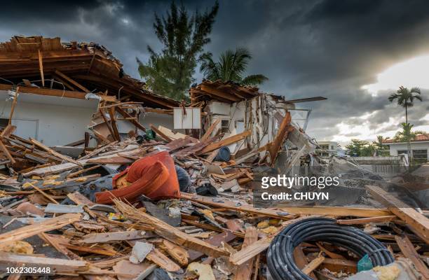 hurrikan-saison - damaged stock-fotos und bilder