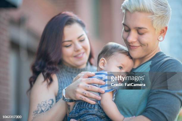 par av samma kön håller sin baby - gay bildbanksfoton och bilder