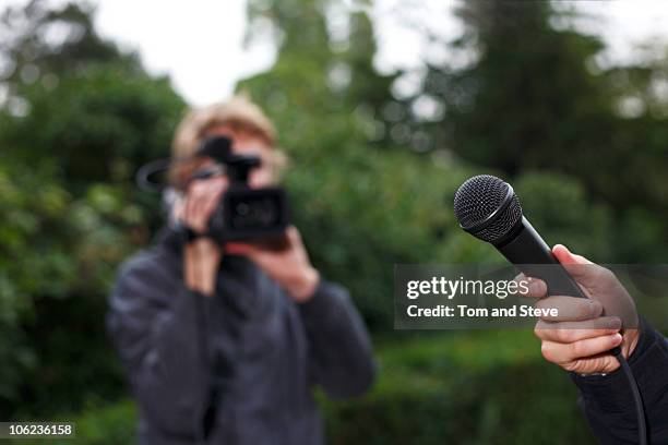 cameraman and microphone for filmed interview - media interview stockfoto's en -beelden
