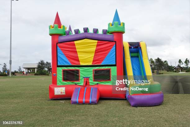 bounce burg in einem öffentlichen park - bounce house stock-fotos und bilder