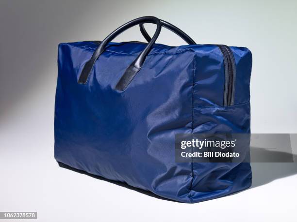 navy blue duffle bag - carrying sports bag foto e immagini stock