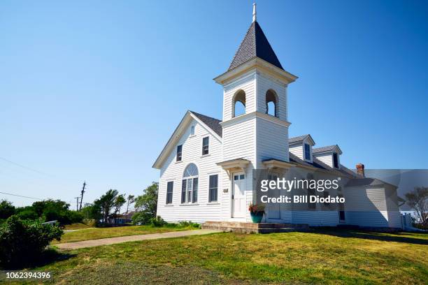 alternate view of white church with bell tower - block island - fotografias e filmes do acervo