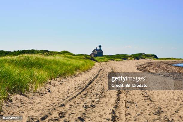 path on beach leading to lighthouse - block island lighthouse stock pictures, royalty-free photos & images