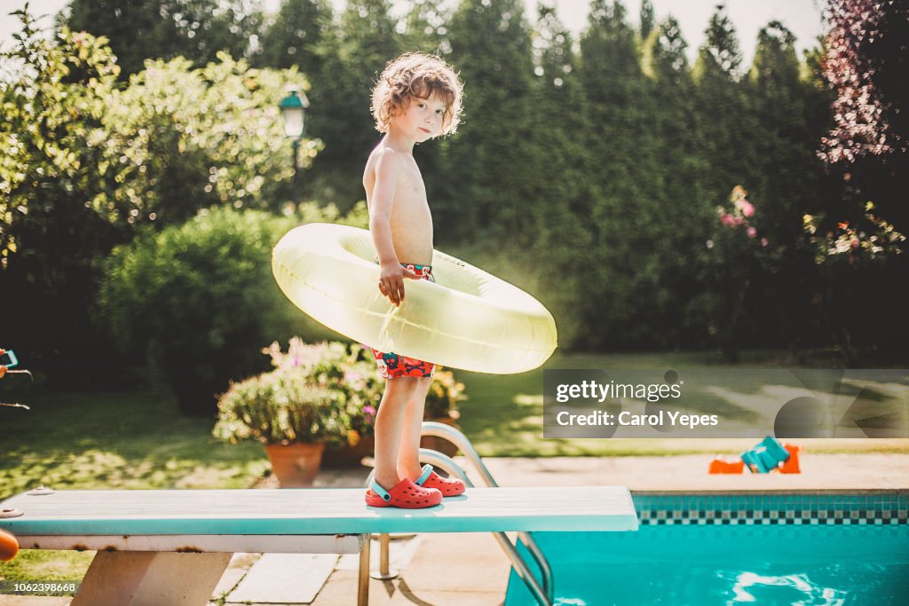 Little boy ready to jump into de pool