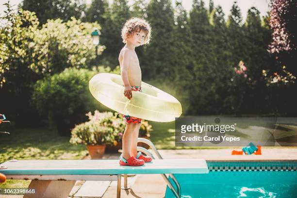 little boy ready to jump into de pool - grupo de competencia fotografías e imágenes de stock