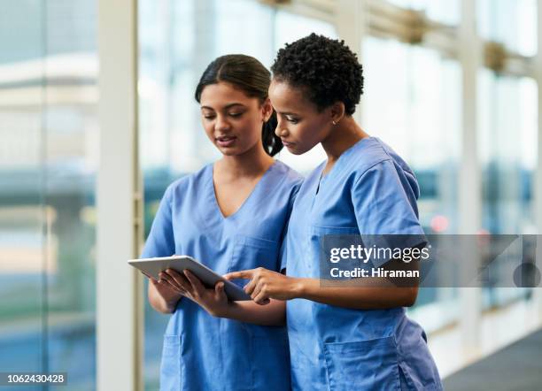 pesquisando notícias sobre uma doença específica - medical scrubs - fotografias e filmes do acervo