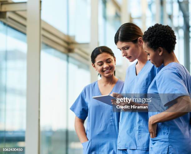 llegar a un diagnóstico concluyente juntos - female doctors group fotografías e imágenes de stock