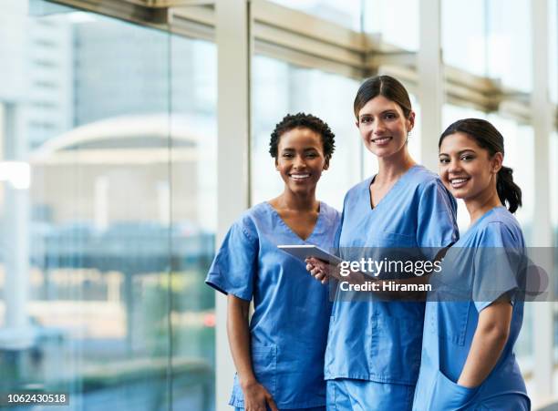 technologie vergemakkelijkt onze dagelijkse taken - doctor scrubs stockfoto's en -beelden