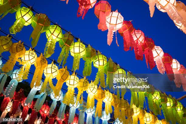 colourful lighting lantern festival at hariphunchai temple near lamphun province northern thailand - cidade de chiang mai imagens e fotografias de stock