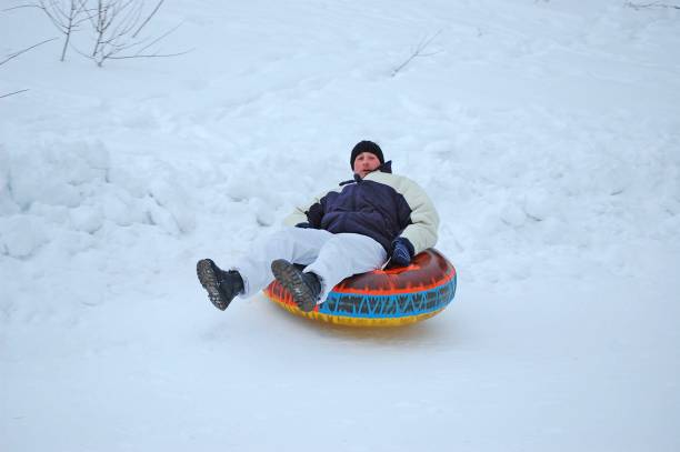 https://media.gettyimages.com/id/1062492854/fr/photo/young-man-sliding-down-on-the-snow-tube-winter-vacation-fun-slovakia.jpg?s=612x612&w=0&k=20&c=snjgX5yVl5u7yK0vEi9vW19rrTXHbsJ82fubjJC_9iA=