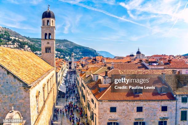 dubrovnik's main street or stradun - dubrovnik stockfoto's en -beelden