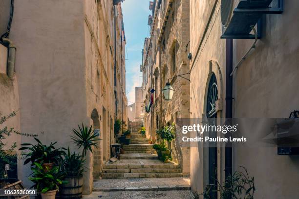 a narrow street in dubrovnik - dubrovnik ストックフォトと画像