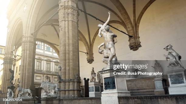 statue of the rape of the sabine women in loggia dei lanzi, florence, in black and white - praça della signoria - fotografias e filmes do acervo