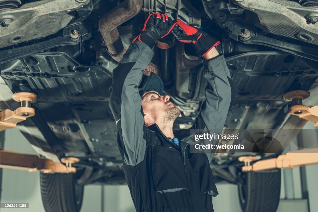 Auto-Mechaniker-Fahrwerk