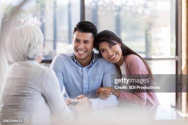 giovane coppia parla con wedding planner - wedding planning foto e immagini stock