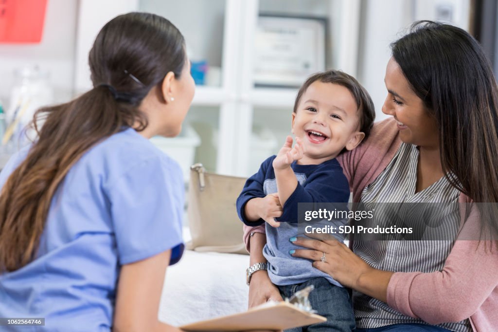 兒科醫生檢查幼兒男孩