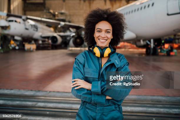 幸せな女性の航空機整備士 - aerospace engineer ストックフォトと画像
