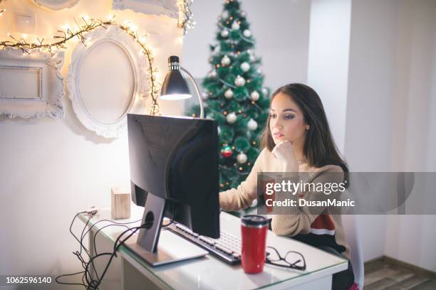 geschäftsfrau-freiberufler, die arbeit am computer zu weihnachten - büro bäume nacht stock-fotos und bilder