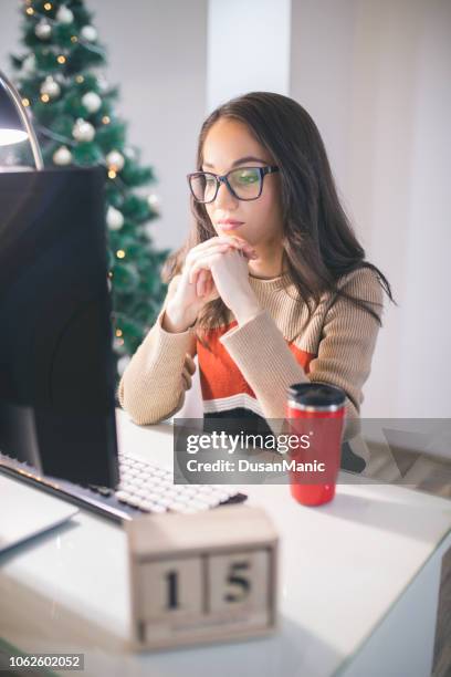 geschäftsfrau-freiberufler, die arbeit am computer zu weihnachten - büro bäume nacht stock-fotos und bilder