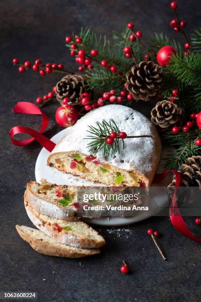 stollen - christmas cake foto e immagini stock