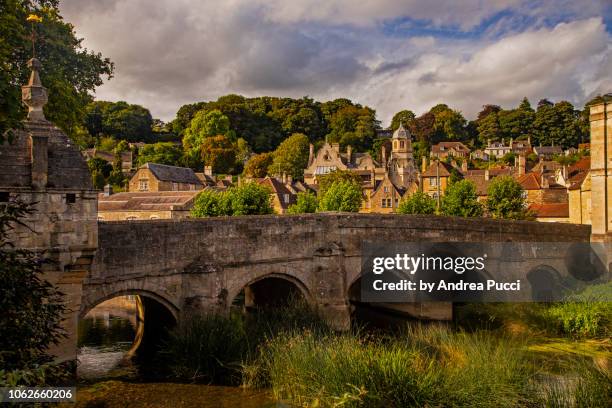 the town bridge over the river avon, bradford-on-avon, wiltshire, united kingdom - wiltshire imagens e fotografias de stock