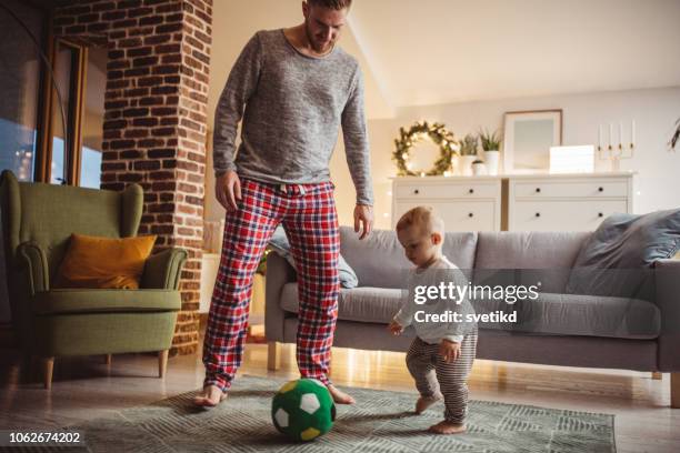 spela med baby pojke - evening ball bildbanksfoton och bilder