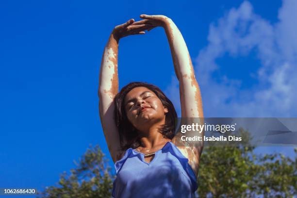 woman stretching her arms - body positive stockfoto's en -beelden