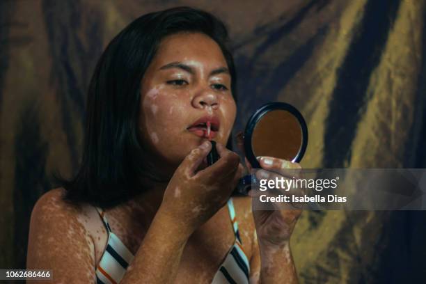 woman putting lipstick on - showus makeup stock pictures, royalty-free photos & images