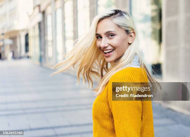 belle femme en revenant sur son épaule - regarder par dessus son épaule photos et images de collection