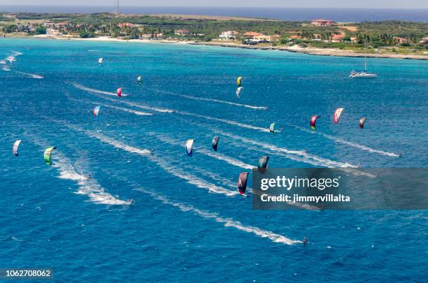 isla de aruba. mar del caribe. - windsurfing fotografías e imágenes de stock