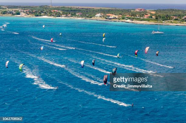 aruba island. caribische zee. - windsurf stockfoto's en -beelden
