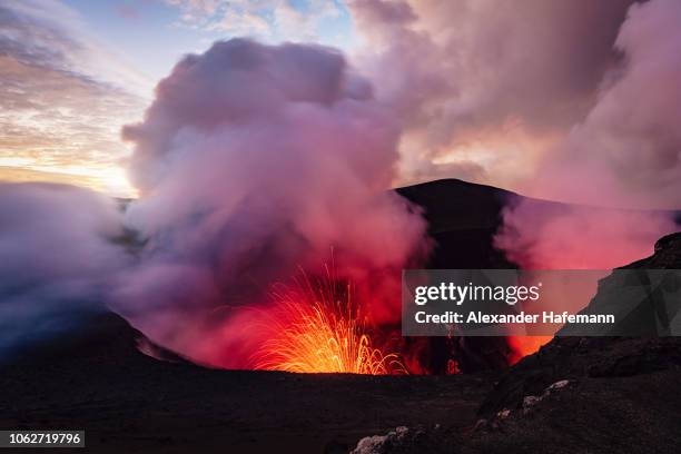mount yasur vanuatu erupting volcano tanna island - anel de fogo do pacífico imagens e fotografias de stock