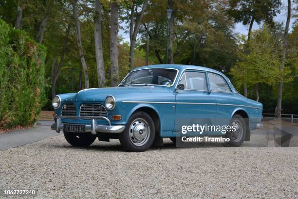 clásico volvo amazon en la calle - volvo fotografías e imágenes de stock