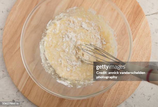 blended batter ingredients in mixing bowl with whisk. - natron stock-fotos und bilder