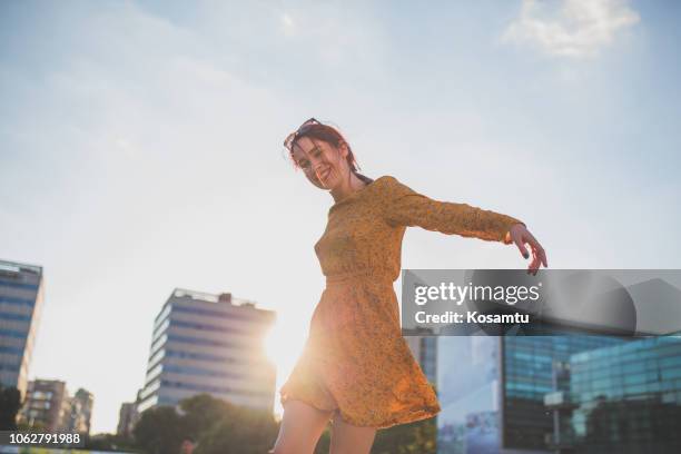 glückliches mädchen tanzen in stadt - stadt begeisterung stock-fotos und bilder