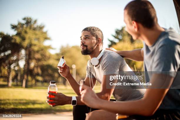 freunde, rast- und feuchtigkeitsspendende nach dem training - schokoladentafel stock-fotos und bilder