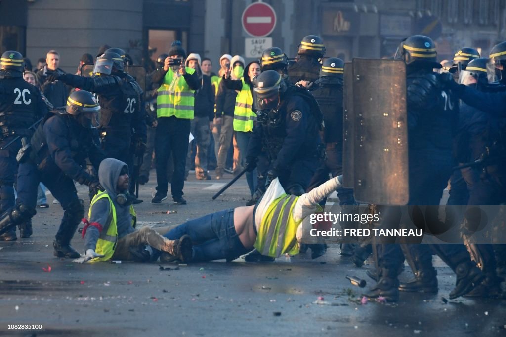 TOPSHOT-FRANCE-POLITICS-FUEL-PROTEST-DEMO