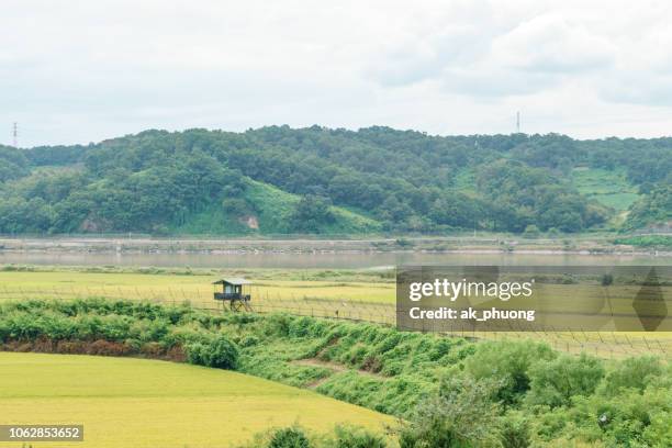 blockhause and fence at border between south and north korea - demilitarized zone stock-fotos und bilder