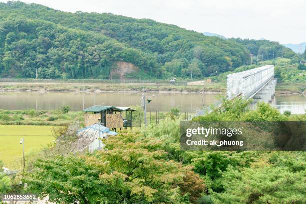 blockhause and fence at border between south and north korea - demilitarized zone stock-fotos und bilder