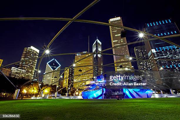 chicago skyline and landmarks - jay pritzker pavillion stock pictures, royalty-free photos & images