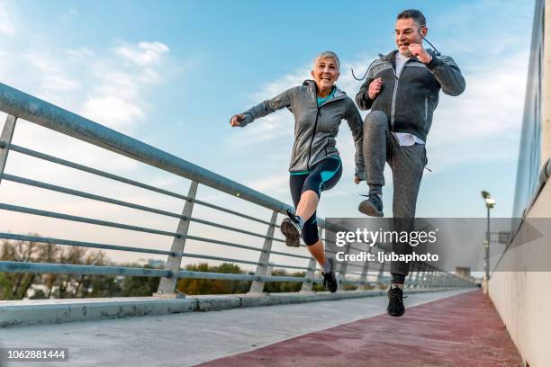 älteres paar fröhlich fitness springen - old couple jumping stock-fotos und bilder