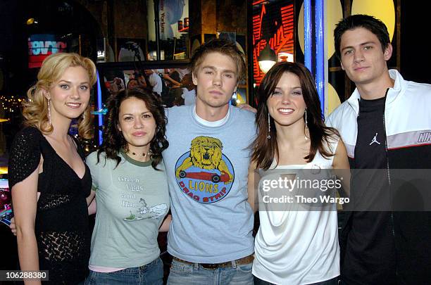 Cast of "One Tree Hill" : Hilarie Burton, Bethany Joy Lenz, Chad Michael Murray, Sophia Bush, and