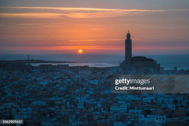 hassan ii mosque, casablanca skyline - mosque hassan ii fotografías e imágenes de stock