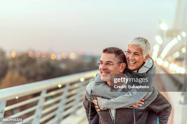 er macht immer mich zum lachen! - old couple on holiday stock-fotos und bilder